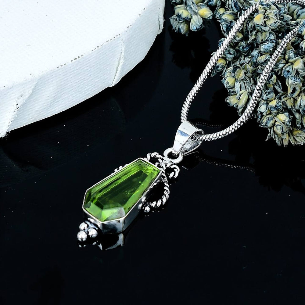 ZAREYA Forest Glow Pendant – 925 Silver with Green Gemstone