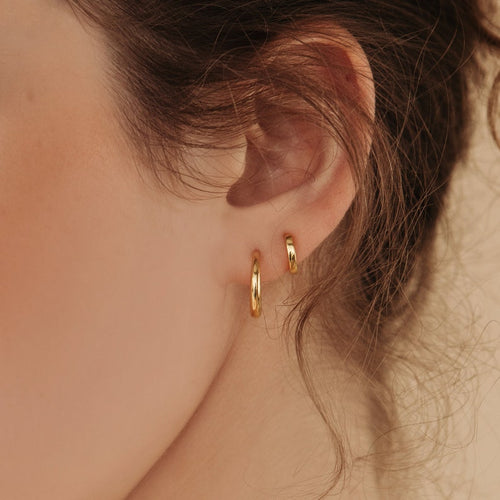ZAREYA Minimal Gold Huggie Hoops – 925 Sterling Silver | Everyday Luxe Earrings