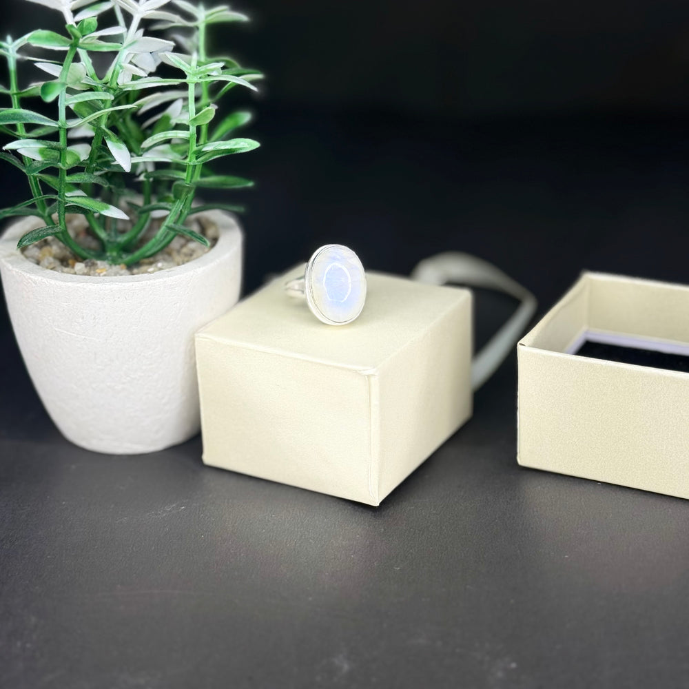 ZAREYA Oval Moonstone Ring – 925 Silver | Timeless Minimal Jewelry