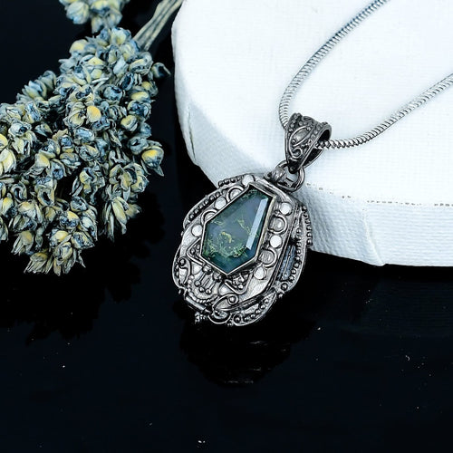 ZAREYA Antique Teardrop Pendant – 925 Silver with Green Stone