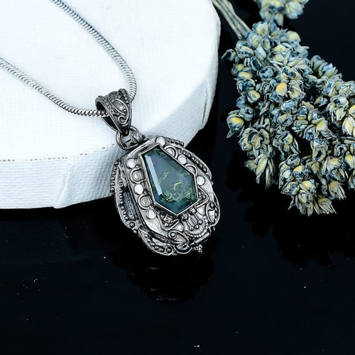 ZAREYA Antique Teardrop Pendant – 925 Silver with Green Stone
