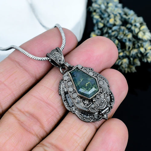 ZAREYA Antique Teardrop Pendant – 925 Silver with Green Stone