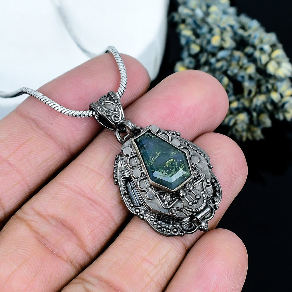 ZAREYA Antique Teardrop Pendant – 925 Silver with Green Stone