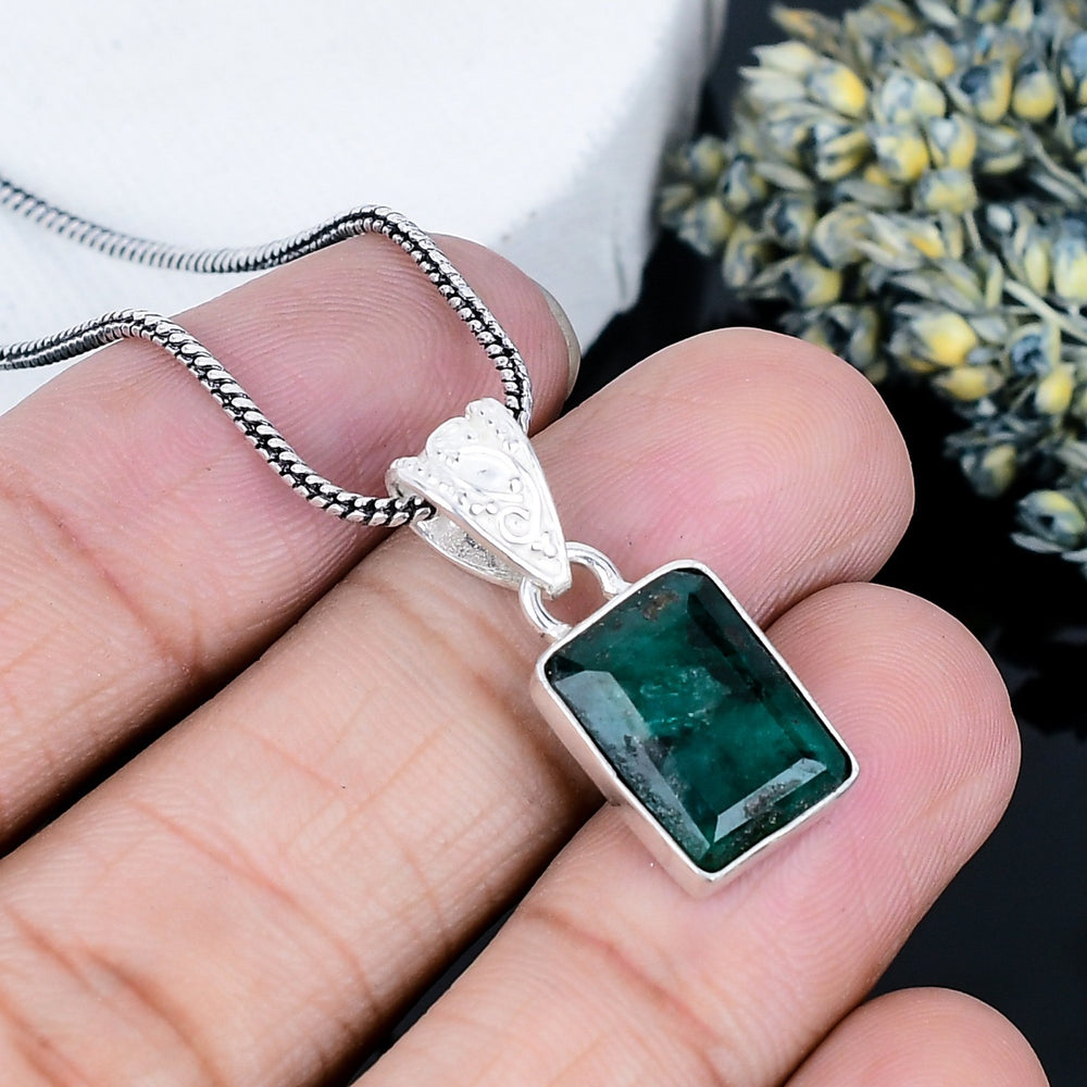 ZAREYA Emerald Glow Pendant – 925 Silver | Raw-Cut Green Elegance