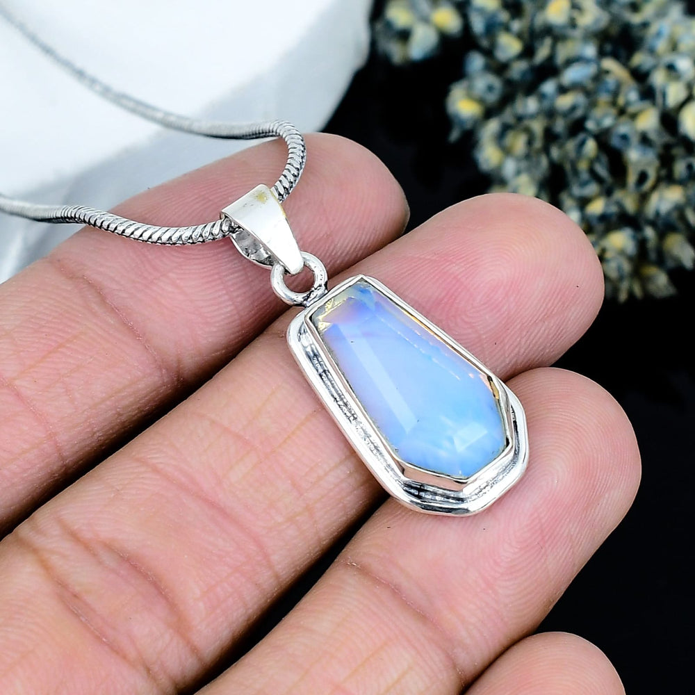 ZAREYA Moonstone Aura Pendant – 925 Silver with Iridescent Glow