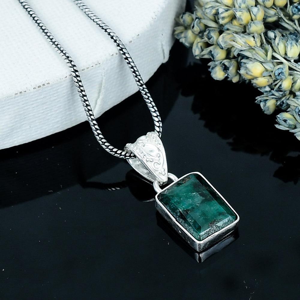 ZAREYA Emerald Glow Pendant – 925 Silver | Raw-Cut Green Elegance