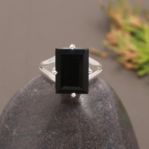 ZAREYA Noir Luxe Ring – 925 Silver with Black Gem