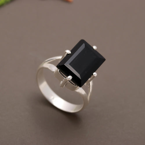 ZAREYA Noir Luxe Ring – 925 Silver with Black Gem