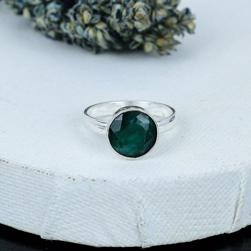 ZAREYA Emerald Ring – 925 Silver | Round Faceted Deep Green Stone