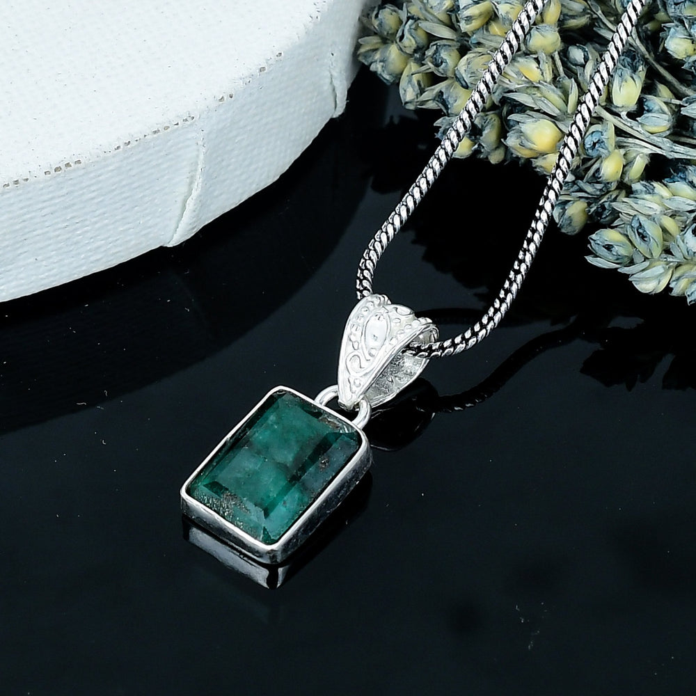 ZAREYA Emerald Glow Pendant – 925 Silver | Raw-Cut Green Elegance