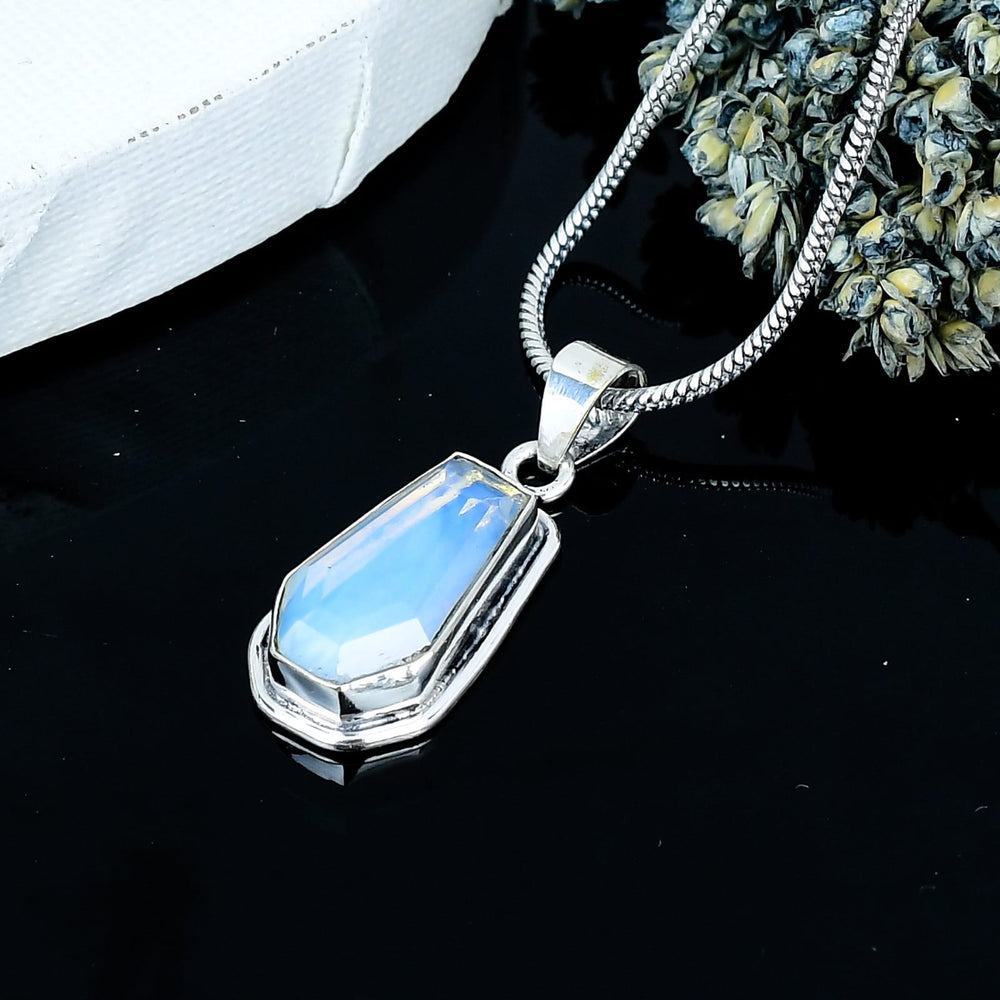 ZAREYA Moonstone Aura Pendant – 925 Silver with Iridescent Glow