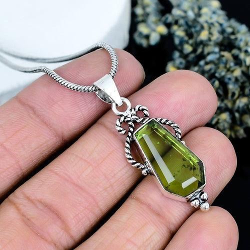 ZAREYA Forest Glow Pendant – 925 Silver with Green Gemstone