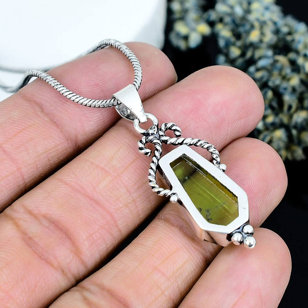 ZAREYA Forest Glow Pendant – 925 Silver with Green Gemstone