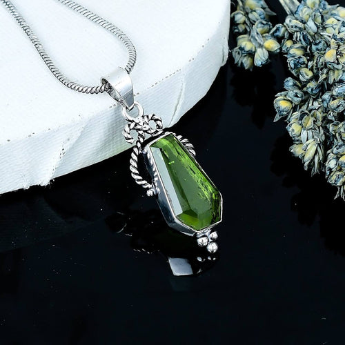 ZAREYA Forest Glow Pendant – 925 Silver with Green Gemstone