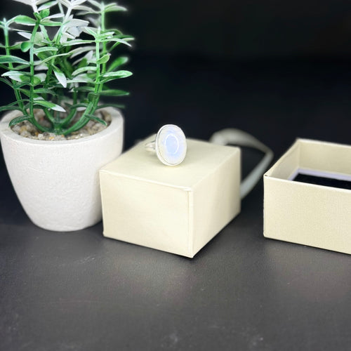 ZAREYA Oval Moonstone Ring – 925 Silver | Timeless Minimal Jewelry