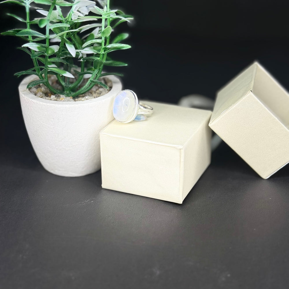 ZAREYA Oval Moonstone Ring – 925 Silver | Timeless Minimal Jewelry