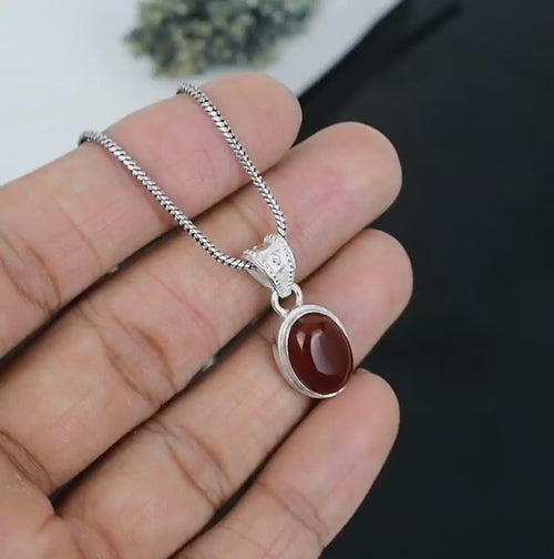 ZAREYA Crimson Oval Pendant – 925 Silver | Classic Minimal Statement
