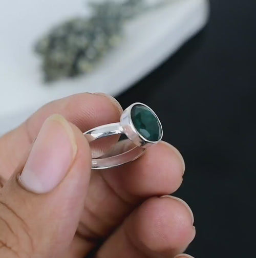 ZAREYA Emerald Ring – 925 Silver | Round Faceted Deep Green Stone