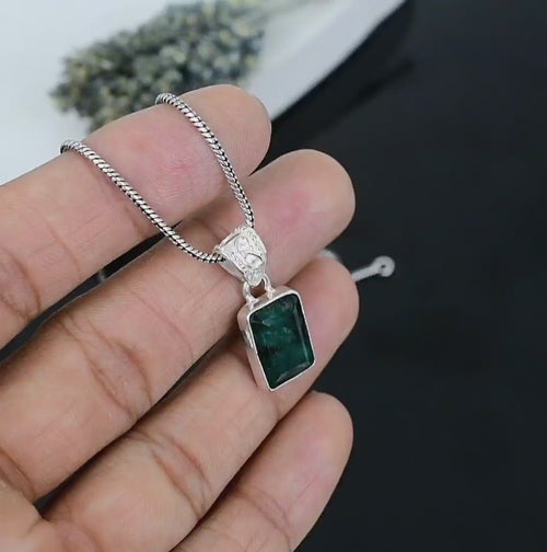 ZAREYA Emerald Glow Pendant – 925 Silver | Raw-Cut Green Elegance